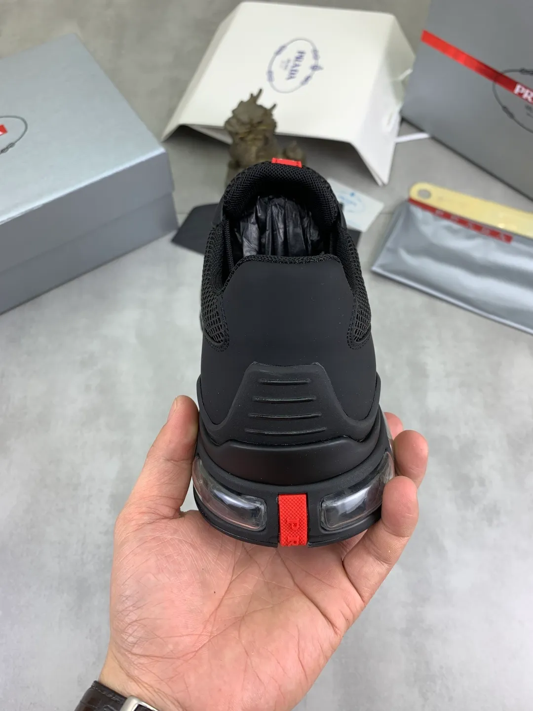 Men's men's shoes 💰P660 💰[New model] The top version is now available on the official website, 🆘 Air-cushion shock-absorbing thick-soled trendy brand (Prada) is the main popular model, avant-garde and versatile fashionable men's shoes, private version mold opening, cowhide surface splicing 1:1.. Simple fashion, original imported cowhide feet; the atmosphere and personality are more fashionable, eye-catching and pursuing class. It will subvert the old idea and be a must-have for fashion trendsetters with you! Must keep it for yourself ! Tall and comfortable, large and low, high-end quality workmanship. Size: 38-44 3️⃣colors available.